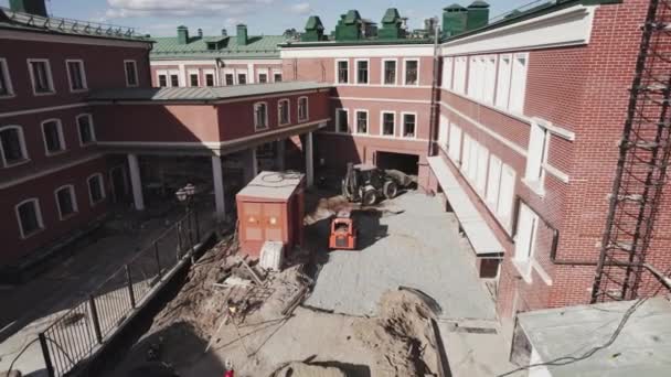 Equipo Construcción Renovando Patio Edificio Público Con Maquinaria Materiales Transporte — Vídeos de Stock