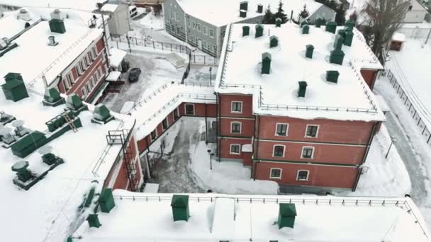Offentliga Byggnader Campus Tak Täckt Med Tjockt Lager Snö Vinter — Stockvideo