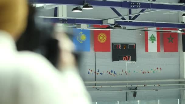 录象机记录记分板的录象师 球队得分次数 冰场上的全国冰球锦标赛 — 图库视频影像