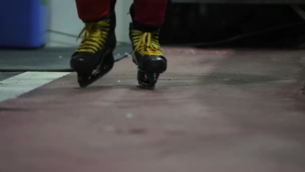 Хокейний Воротар Відправляється Роздягальню Льодовій Арені Воротар Намагається Зробити Перерву — стокове відео