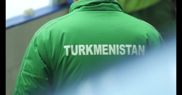 Trainer Groene Sportkleding Met Logo Kijken Teamleden Oefenen Ijsbaan Professionele — Stockvideo