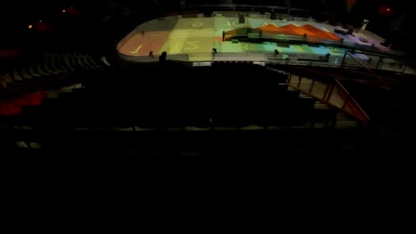 Renkli Spot Işıklarıyla Aydınlatılmış Buz Hokeyi Sahası Stadyum Personeli Buz — Stok video