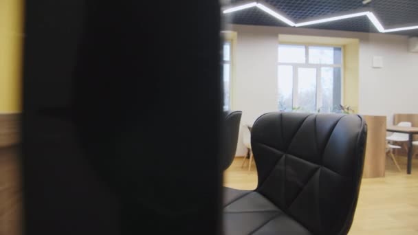 在讨论期间 学校的教室里有舒适的皮革扶手椅供学生们使用 介绍集体项目的会议室 会议厅 — 图库视频影像