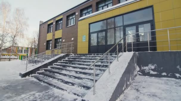 Escuela Privada Con Nieve Que Rodea Fachada Del Edificio Contra — Vídeo de stock