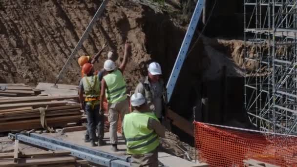 Almaty Kazakhstan June 2023 Builders Group Discusses Points Upside Bridge — Stock Video