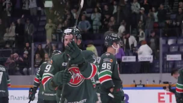 Almatie Kazakhstan Maart 2023 Hockeyspelers Vieren Overwinning Met Gloeiende Fontein — Stockvideo