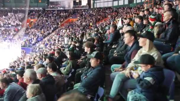 Almaty Kazakhstan 2023年3月27日 由竞争激烈的球队争夺冠军而兴奋的赛马场公鸡 站在冰球场上热烈欢呼的支持者 — 图库视频影像