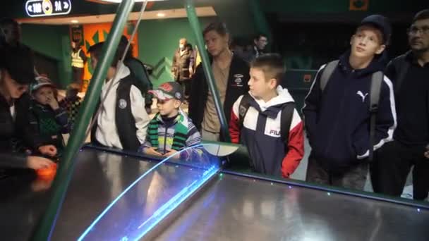 Almaty Kazakhstan 27일 2023 어린이들은 경기장 로비에서 테이블 하키를 팬들을 — 비디오