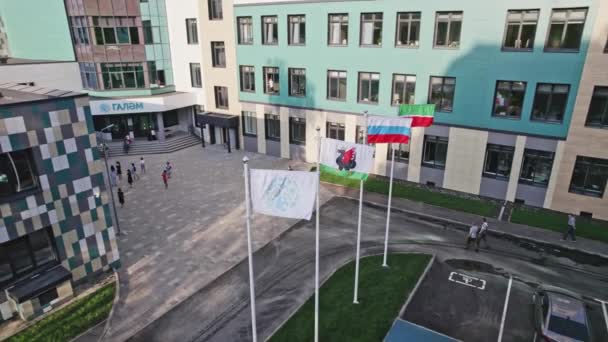 Almatie Kazakhstan August 2023 Privé Schoolplein Gevuld Met Leerlingen Die — Stockvideo