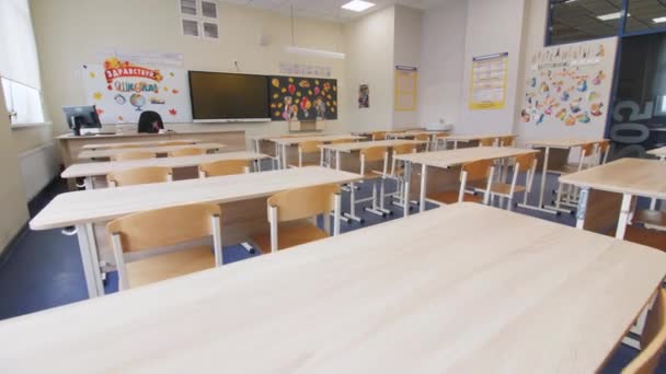 アルゼンチン カザフスタン August 2023 若い学生を待っている慎重に配置された木製の机と椅子を持つシンプルな教室 知識と知恵のための人形フレンドリーな空間 — ストック動画