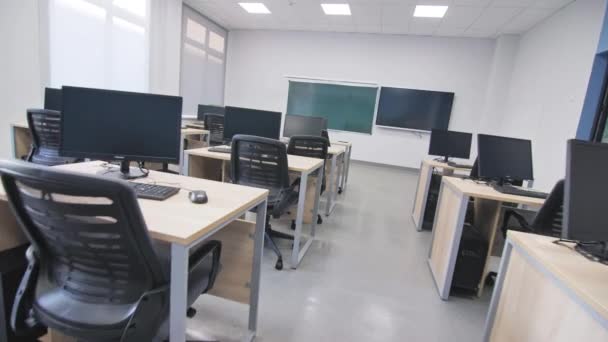 Almaty Kazakhstan Harus 2023 Kelas Komputer Dengan Meja Kayu Yang — Stok Video