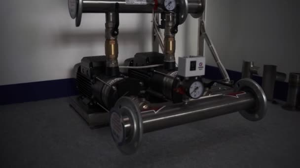 Zeitgenössische Kolbenpumpe Mit Motor Und Druckmesser Baumarkt Ausrüstung Für Gasübertragungssysteme — Stockvideo