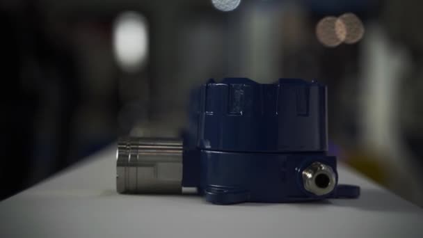 Drukmeter Met Blauwe Metalen Behuizing Bureau Bij Industriële Tentoonstelling Close — Stockvideo