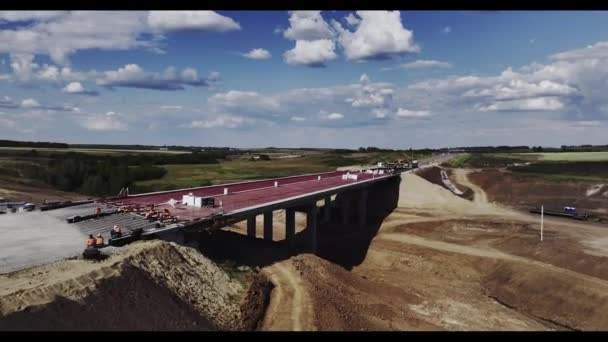 オーバーパスブリッジを使用した大規模な道路ジャンクションの建設開始 高価な専門機器を使用した大規模道路施設の構築 — ストック動画