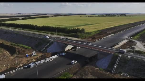 Újonnan Épített Felüljáró Híd Halad Befejezetlen Autópálya Részén Fontos Logisztikai — Stock videók