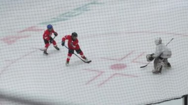 ALMATY, KAZAKHSTAN - 13 Nisan 2023: Ulusal Gençlik Şampiyonası için hazırlık maçı yapan öğrenciler. Aktif giyimde birinci sınıflar hokey sahasında yoğun maç oynuyorlar
