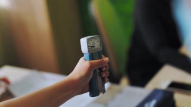 Özel klinik değerlendirmesinden geçen okul çağındaki genç bir çocuk. Öğrenci hastanedeki hokey kulübü için değerlendirme testinden geçiyor.