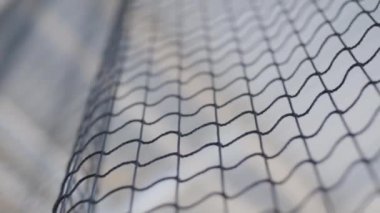 Çağdaş spor salonu voleybol oynamak için siyah voleybol ağıyla donatılmış. Beden eğitimi sırasında kullanılan temel ekipman