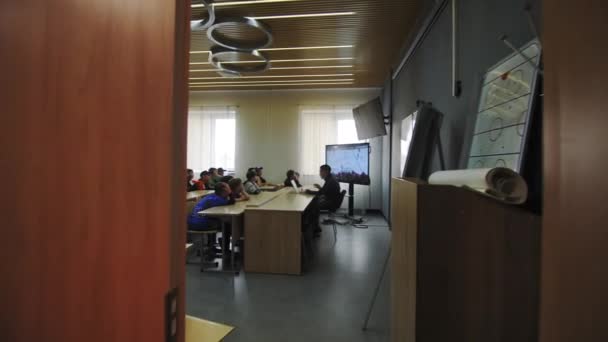 Almaty Kazakhstan Απριλιου 2023 Μαθητές Που Ακούνε Δάσκαλο Σχολιάζει Παιχνίδι — Αρχείο Βίντεο
