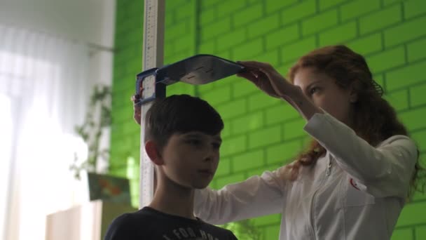 Almaty Kazakhstan April 2023 Sjuksköterskan Kontrollerar Skolpojkens Längd Klinikens Kontor — Stockvideo