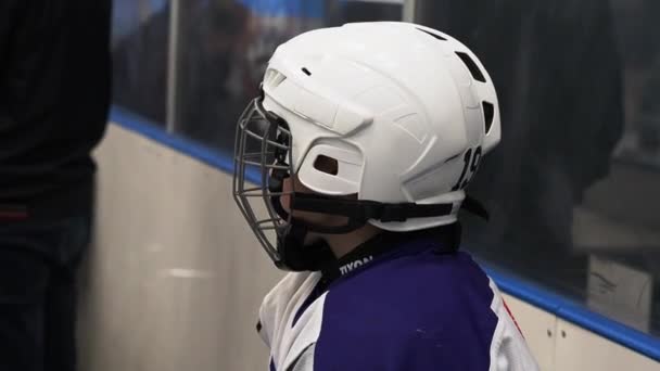 Uczeń Odzieży Sportowej Ogląda Trening Hokeja Lodowisku Młody Gracz Przygotowuje — Wideo stockowe