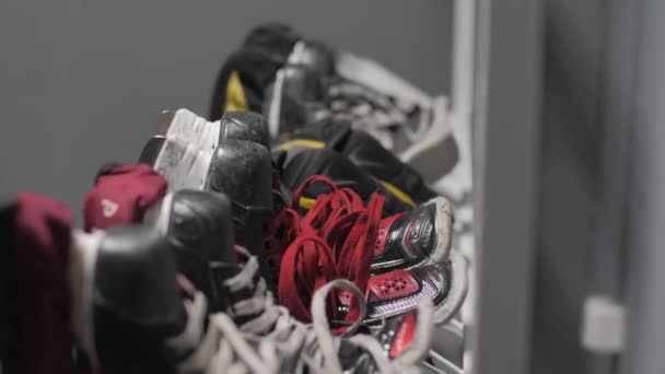 站在冰球场上滑冰 冰球场更衣室里的冰鞋 冰球训练用的特殊冰鞋 — 图库视频影像