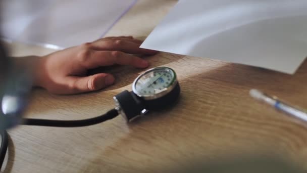 検査室で子供の血圧をチェックする医師 実務医 ホッケー青年団の入学試験を実施するドクター — ストック動画