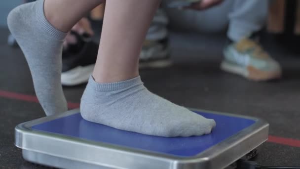 Schulkinder Unterziehen Sich Der Sporthalle Gemeinsam Einer Gewichtsbewertung Mit Arzt — Stockvideo