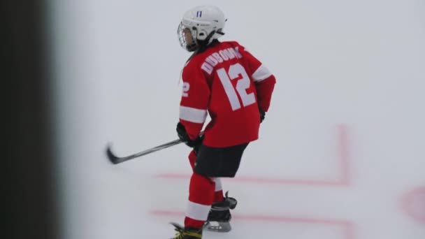 Turniej Hokejowy Dla Dzieci Uczniowie Aktywnych Strojach Rywalizują Tytuł Zwycięzcy — Wideo stockowe