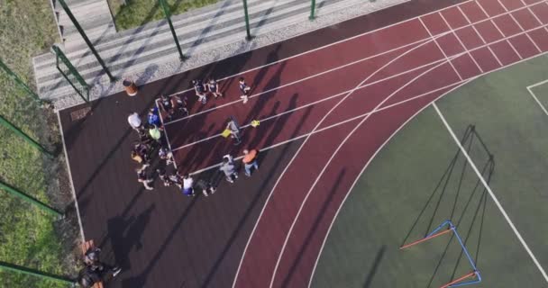 Školáci Trenérem Školním Hřišti Čekají Začátek Tělocviku Děti Roztahují Těla — Stock video