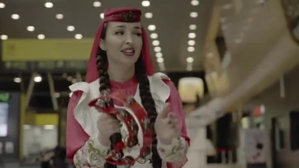 Almaty Kazakhstan Maj 2023 Kvinna Sång Spelar Musikinstrument Inför Nationella — Stockvideo