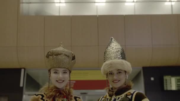Almat Kazakhstan Maj 2023 Kvinnor Nationella Kläder Som Representerar Kulturen — Stockvideo