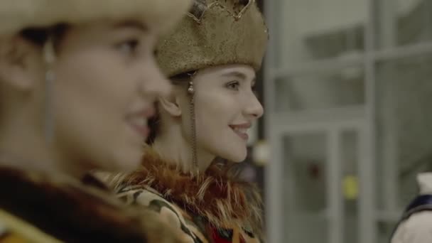 Almaty Kazakhstan Μαΐου 2023 Γυναίκες Παραδοσιακές Φορεσιές Που Συμβολίζουν Τον — Αρχείο Βίντεο