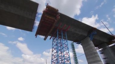 İskele desteği inşaat alanında trafik köprüsü bölümünü tutuyor. Çağdaş ulaşım üst geçidi ekipmanlarıyla beton bina
