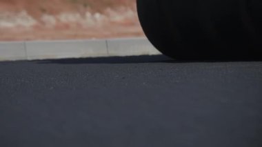 Düz tekerli paten kamyonu yeni yol boyunca sıcak asfalt sıkıştırıyor. Otoyol kapanırken otoyola baskı uygular