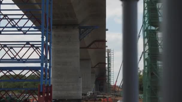 Verkeersbrug Met Betonnen Zuilen Steigers Bouwplaats Verbetering Van Wegeninfrastructuur Met — Stockvideo