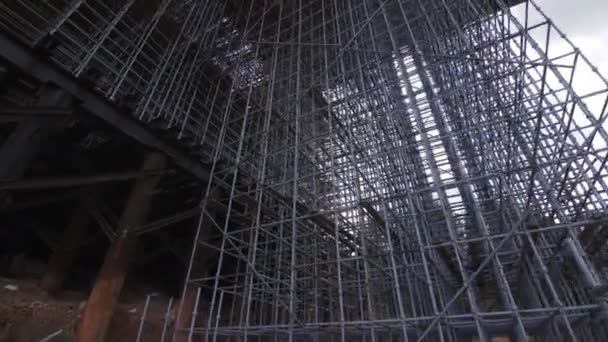 未来交通桥梁下的金属加固尸体 运输立交桥工地的建筑设备 钢架塔 — 图库视频影像
