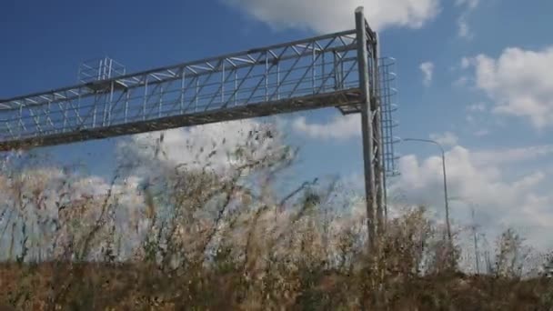 箱梁跨结构桥和卡车沿着乡村道路行驶 阳光明媚的夏田车道上的顶楼施工 — 图库视频影像