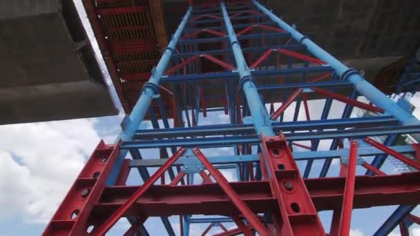 Kolor Ramek Rusztowań Obsługuje Niekompletny Odcinek Mostu Placu Budowy Montaż — Wideo stockowe