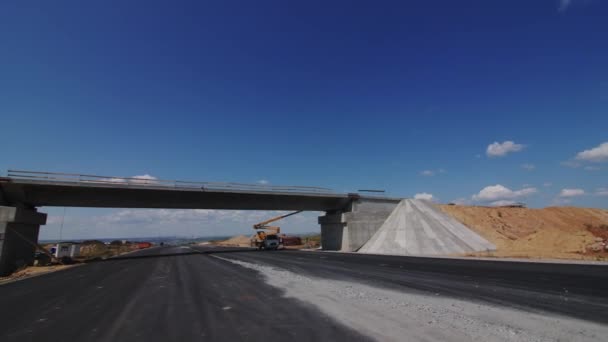 Novo Local Construção Viaduto Estrada Moderna Vazia Ponte Transporte Suportes — Vídeo de Stock