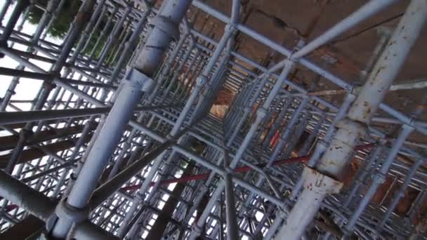 Tuğla Duvardaki Güçlendirilmiş Demir Mekanik Gövde Ile Yakın Plan Hareket — Stok video