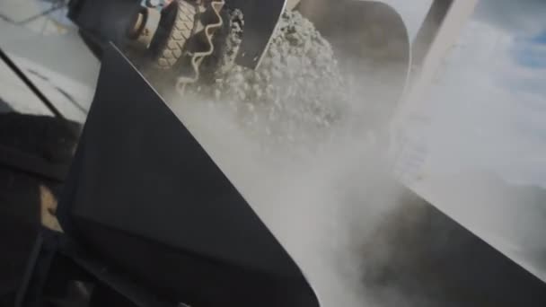 Biji Bijian Granit Jatuh Dari Sabuk Konveyor Tambang Penutupan Grey — Stok Video