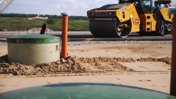 Kontejnery Trubkami Zakopanými Zemi Staveništi Nové Dálnice Podzemní Skladování Materiálu — Stock video