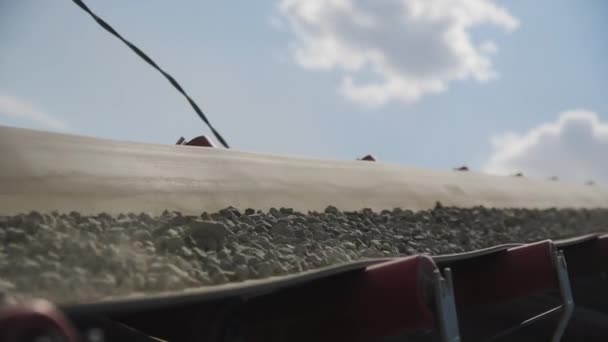 Madencilik Taş Ocağında Konveyör Tarafından Taşınan Granit Yapı Malzemesi Üretim — Stok video