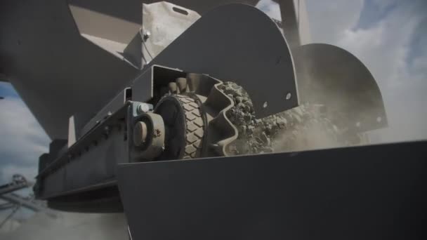 Taşıyıcı Bant Maden Ocağı Yakınlarında Ezilmiş Graniti Taşır Üretim Hattı — Stok video