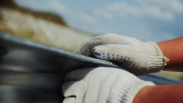 Worker Gloves Screws Nut Traffic Fence Hands Freeway Closeup Builder — Stock Video