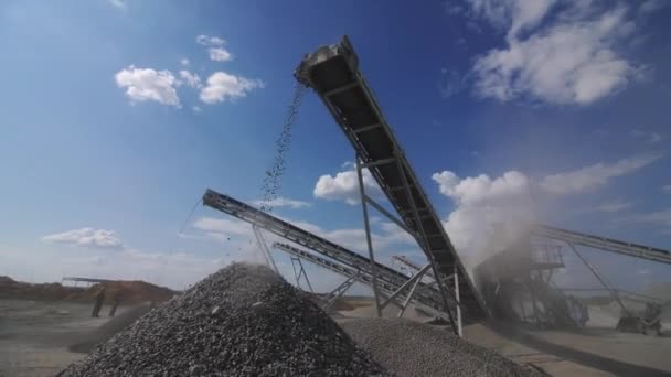 Pequenas Rochas Esmagadas Caem Transportador Pedreira Cascalho Depósitos Pedra Mineração — Vídeo de Stock
