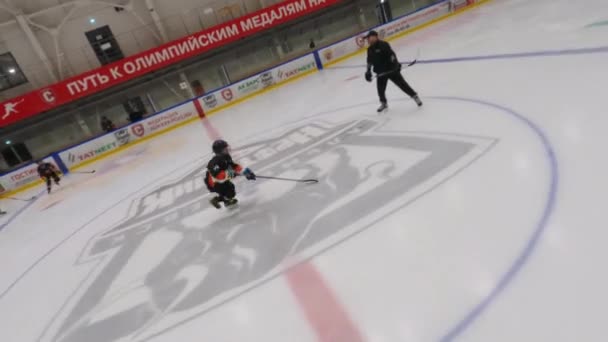 アルマニー カザフスタン 巨大な15 2023 ホッケー選手は アイスリンク上のカメラズーム加速としてセンターステージを取ります 演習を行うアイスアリーナの円周をスケートプレーヤー — ストック動画