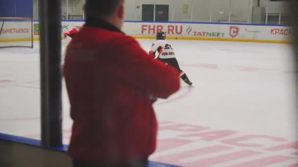 Almaty Kazakhstan Sierpień 2023 Publiczność Trener Oglądać Hokeista Zespół Hokejowy — Wideo stockowe