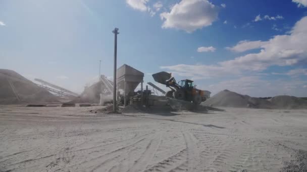Almaty Kazakhstan Agosto 2023 Excavadora Con Cucharón Lleno Eleva Carga — Vídeo de stock